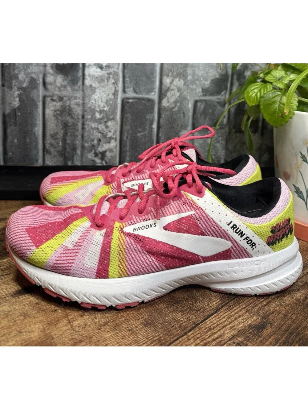 Brooks Launch 6 Women’s Pink/White/Yellow Low Top Lace-Up Logo Mesh Rubber